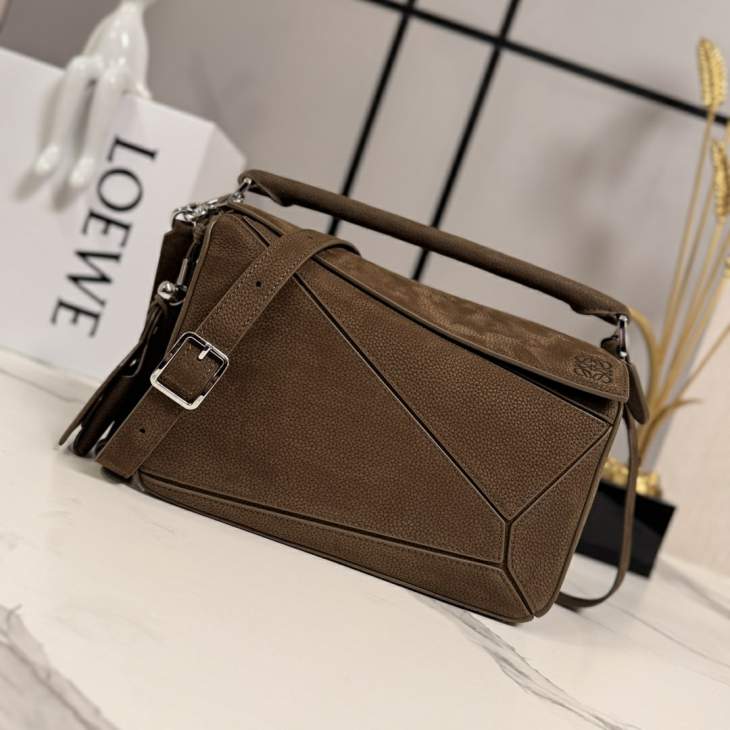 Picture of Loewe Handbags _SKUfw239907160fw